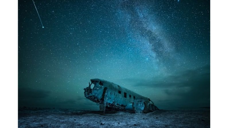 Sólheimasandur, Islandia: Los restos de un avión de la Armada de Estados Unidos que se estrelló en el sur de Islandia en 1973 son el tema de esta espectacular fotografía. El fotógrafo ucraniano Yevhen Samuchenko dice que su momento favorito para tomar fotografías es por la noche.