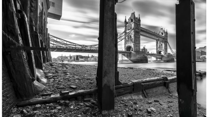 Puente de la Torre, Inglaterra: uno de los sitios más populares de Londres rara vez se ve desde esta perspectiva. El fotógrafo Robert James tuvo que programar su visita al momento en que comenzó la marea baja y usar una exposición prolongada.