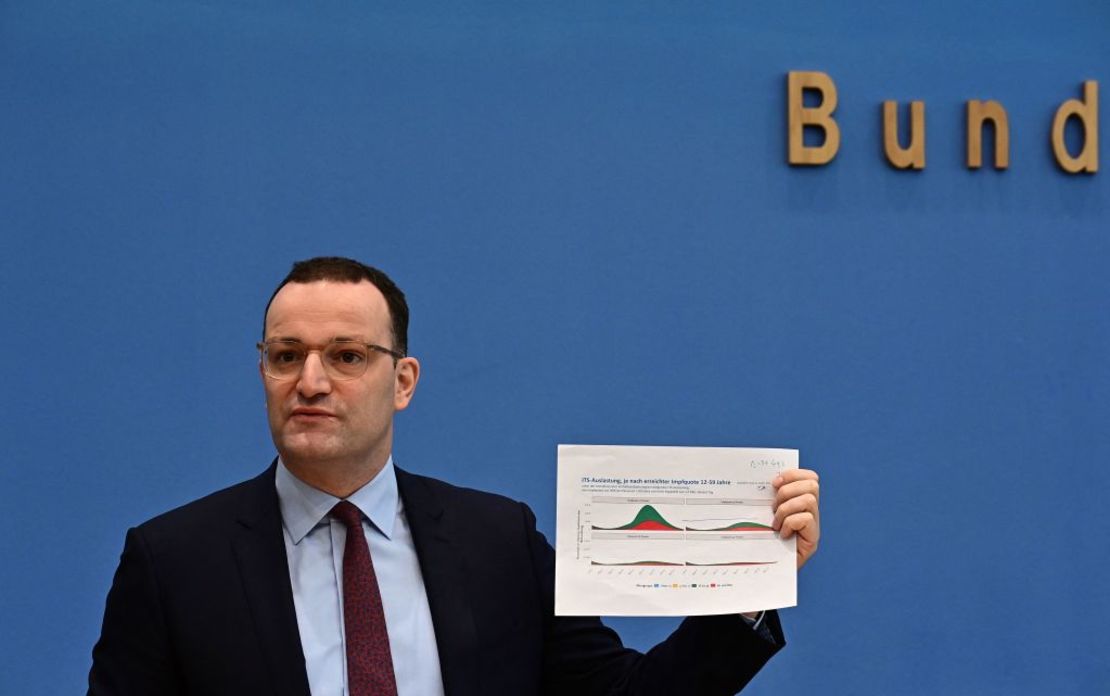 El ministro de Salud de Alemania, Jens Spahn, muestra una hoja con gráficos sobre la capacidad de las unidades de cuidados intensivos (UCI), durante una rueda de prensa sobre la situación de la pandemia del coronavirus en Alemania, en Berlín el 26 de noviembre de 2021.