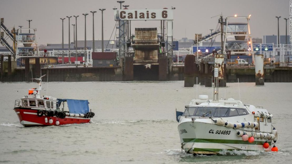 Barcos de pesca salen del puerto de Calais el 25 de enero de 2018.