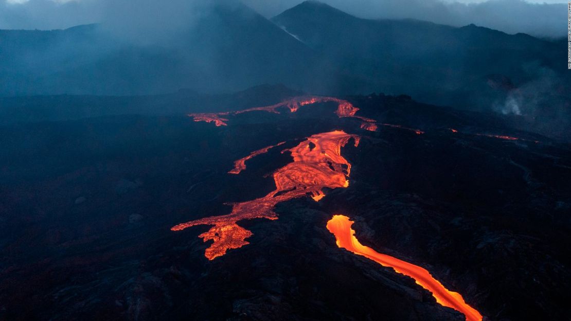 CNNE 1107817 - mira como avanza la lava y cae cenizas en la palma