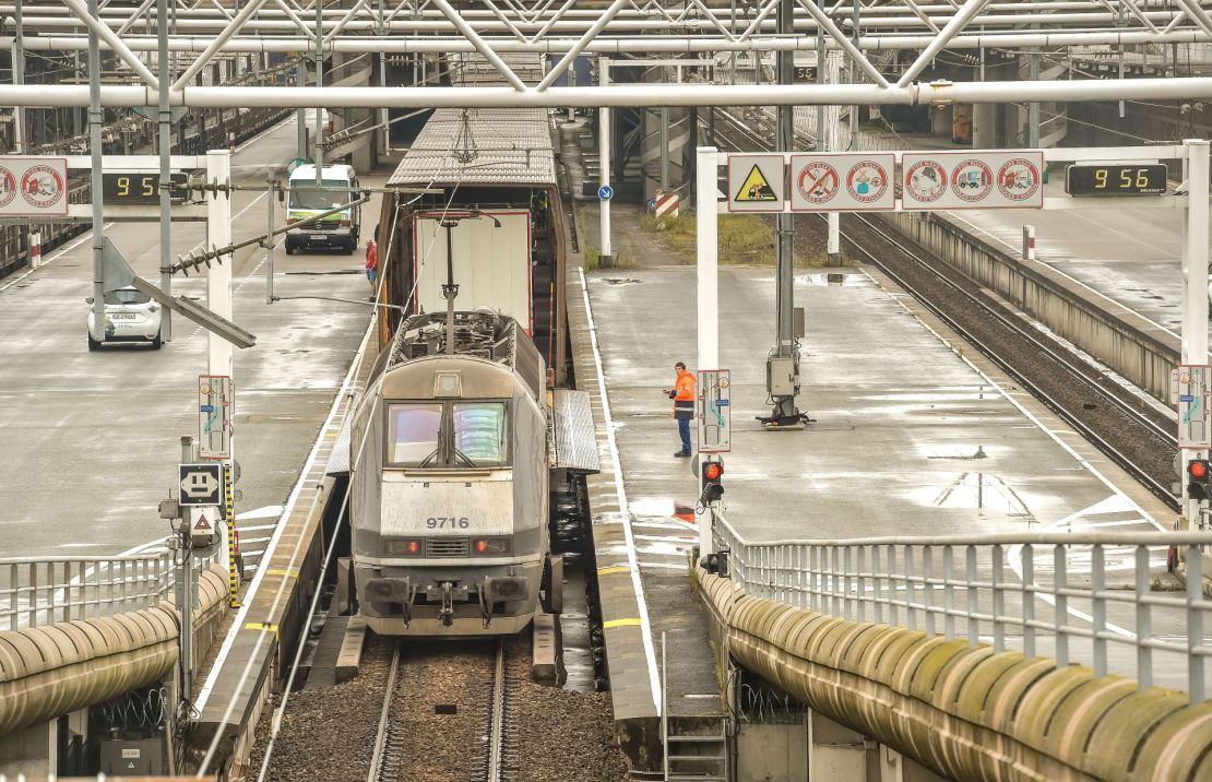 En la imagen se muestra la plataforma del tren que atraviesa el Eurotúnel, que conecta el norte de Francia con Folkestone, en Gran Bretaña.