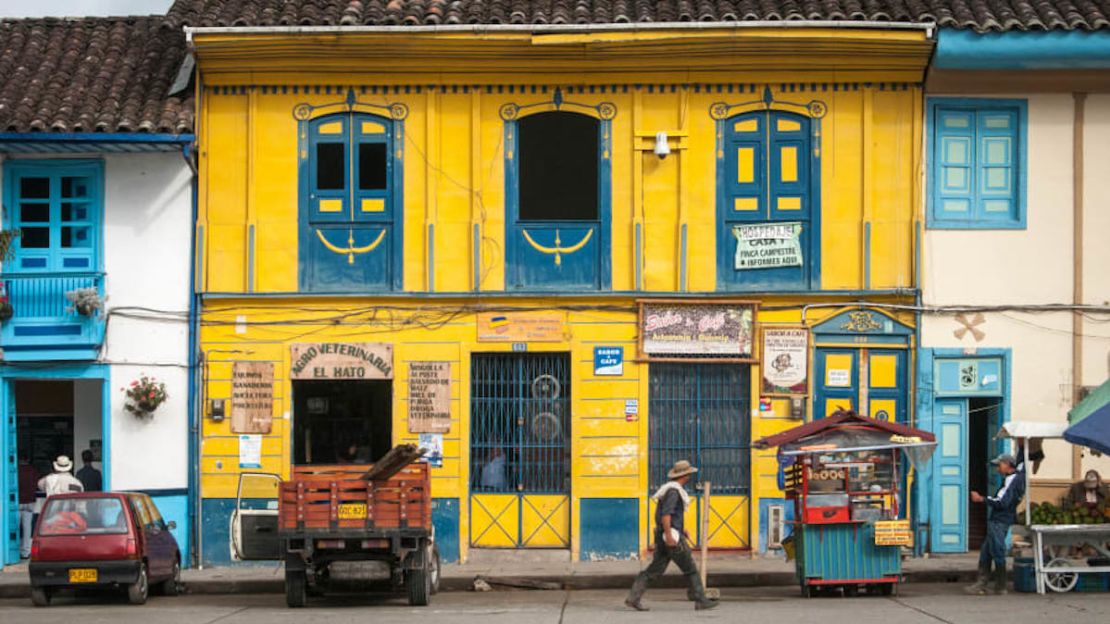 Los colores y estilos de las ventanas de estas casas son típicas en varios pueblos de Colombia, llevadas a Encanto.