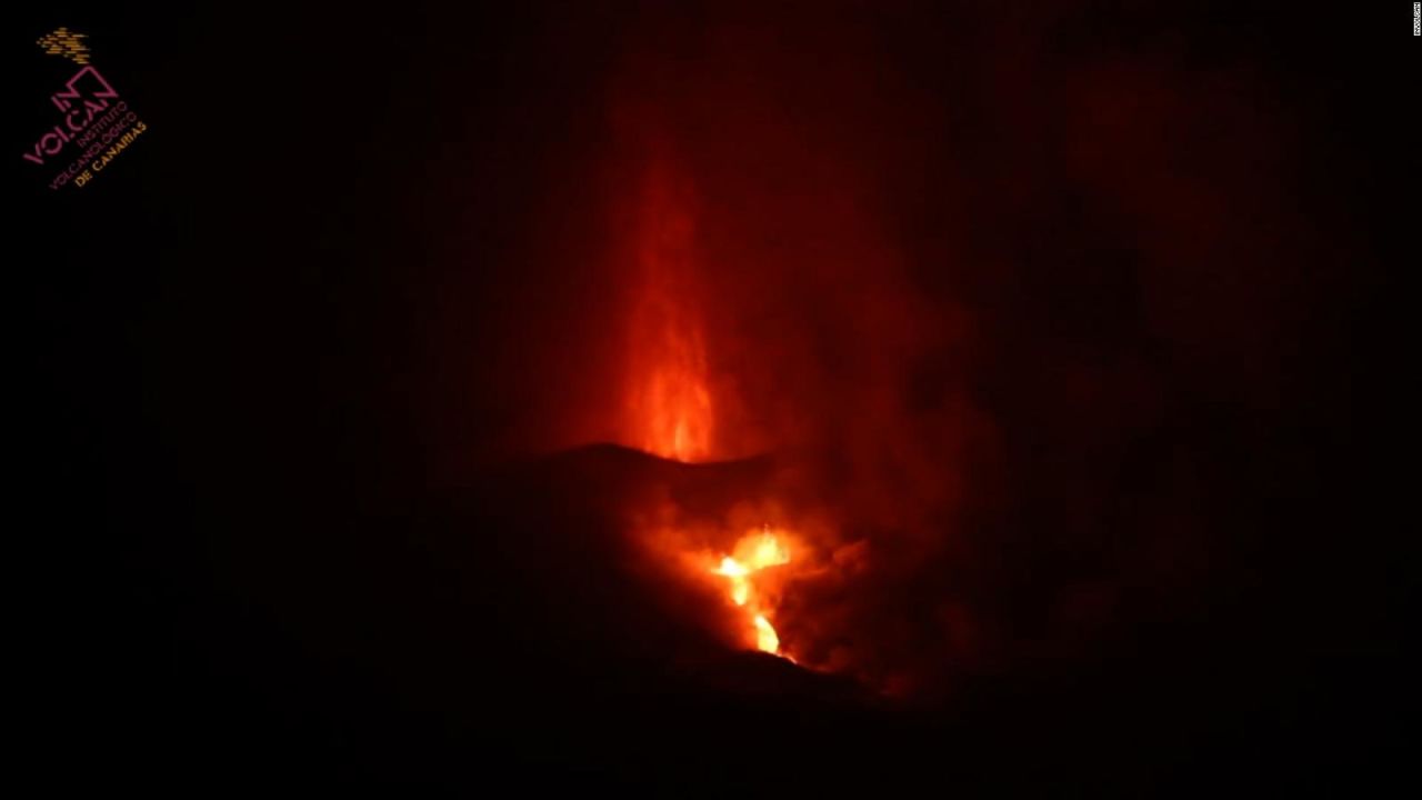 CNNE 1108082 - mira el potente jet de lava que expulsa el volcan