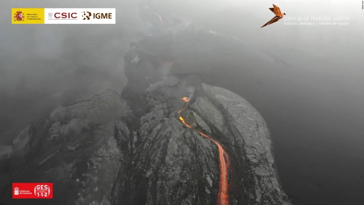 CNNE 1108084 - carreteras de lava se abren entre las grietas del volcan