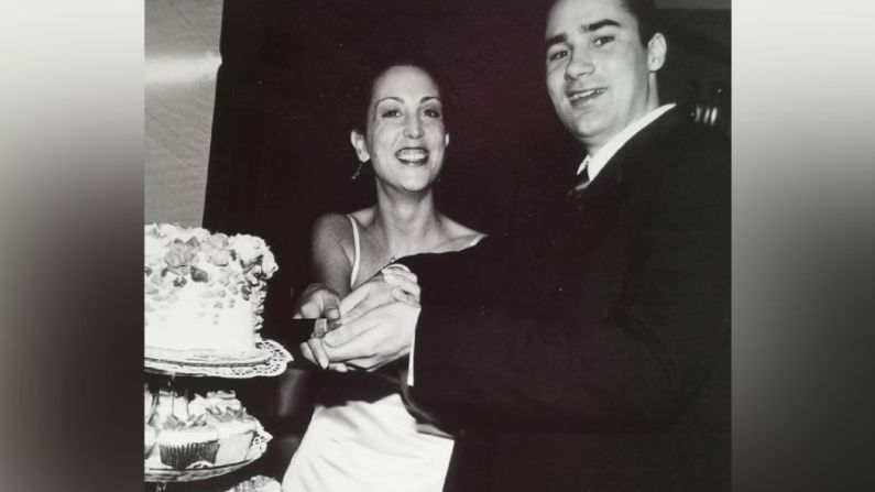 Boda en Nueva York: La pareja se casó en Nueva York en abril de 2001 en un lugar llamado Manhattan Penthouse, en la Quinta Avenida, con vistas al horizonte de Nueva York. Cortesía de Dina Honour