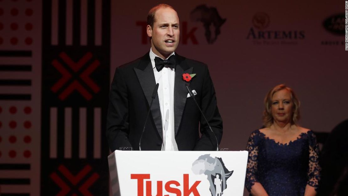 El príncipe William habla en una gala para la organización benéfica de conservación Tusk en The Roundhouse el 2 de noviembre de 2017, en Londres, Reino Unido.