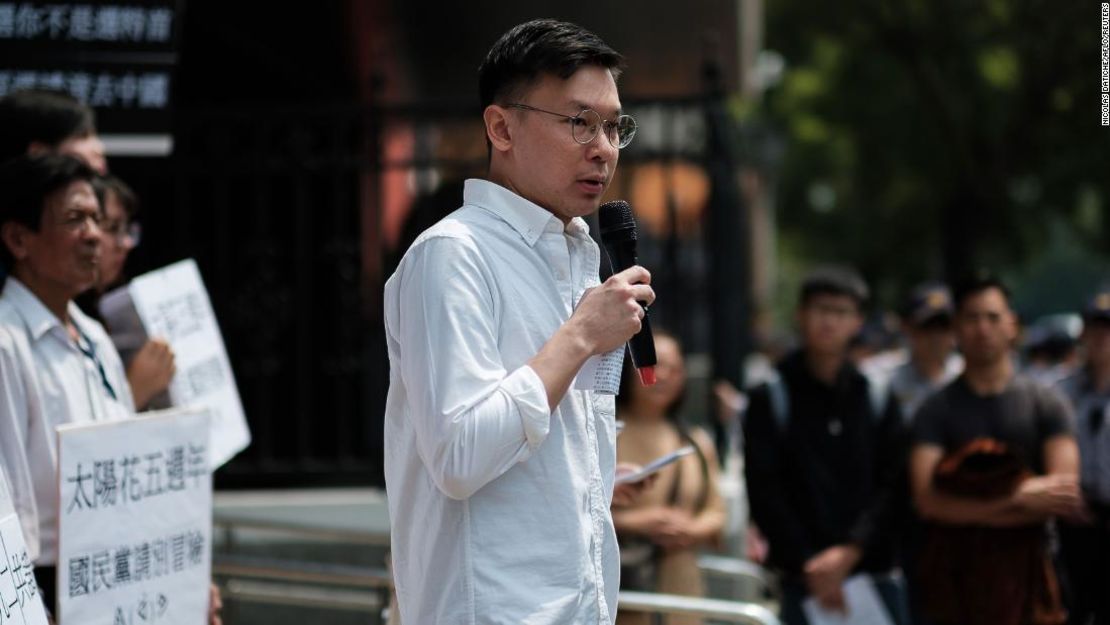 Lin Fei-fan, activista del Movimiento Girasol, pronuncia un discurso frente al Parlamento de Taiwán el 27 de marzo de 2019 en Taipei, Taiwán.