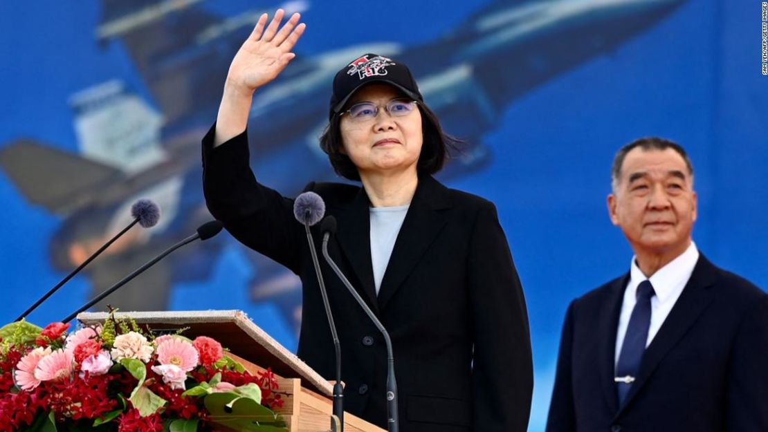 La presidenta de Taiwán, Tsai Ing-wen, saluda al ministro de Defensa, Chiu Kuo-cheng, durante una ceremonia en la Fuerza Aérea de Chiayi en el sur de Taiwán el 18 de noviembre de 2021.