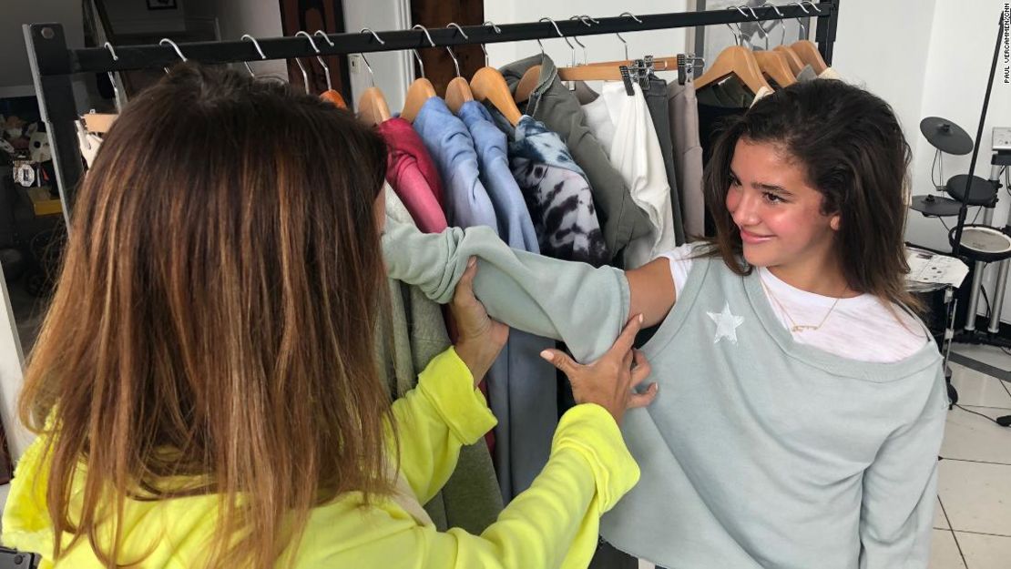 Laila está diseñando una línea de ropa para niños enfermos y heridos.