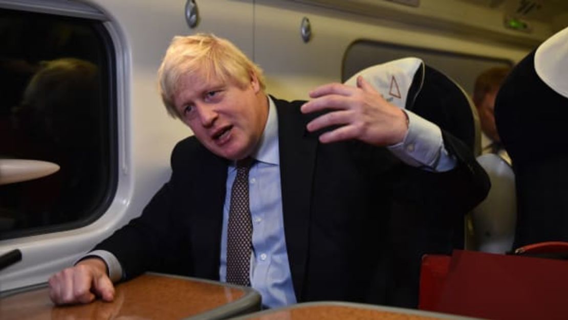 El gobierno de Boris Johnson ha sido demandado por 'traición' después de que abandonó su plan original de expansión ferroviaria. Nathan Stirk / Getty Images