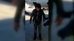 CNNE 1108652 - hombre se esconde en tren de aterrizaje de un avion y logra llegar a miami