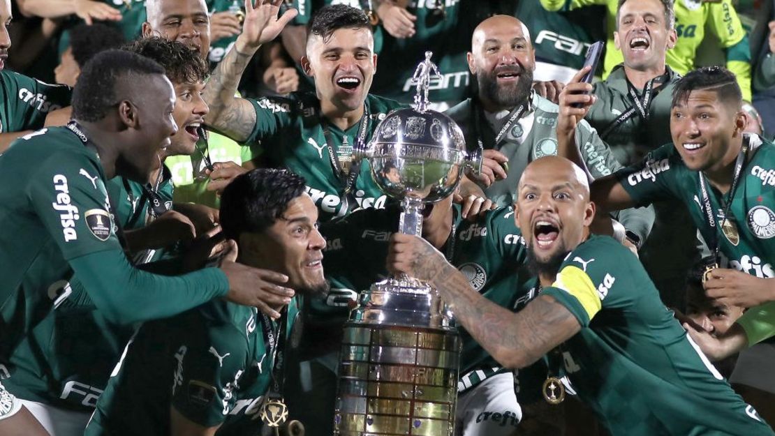 elipe Melo y Gustavo Gómez de Palmeiras levantan el Trofeo de Campeones de la Copa CONMEBOL Libertadores tras el partido final de la Copa CONMEBOL Libertadores 2021 entre Palmeiras y Flamengo en el Estadio Centenario el 27 de noviembre de 2021 en Montevideo, Uruguay. Palmeiras derrotó a Flamengo por 2 a 1 en tiempo suplementario.