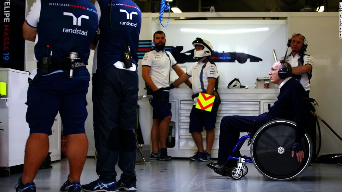 Frank Williams mira en el garaje durante los entrenamientos para el Gran Premio de Rusia en 2015.