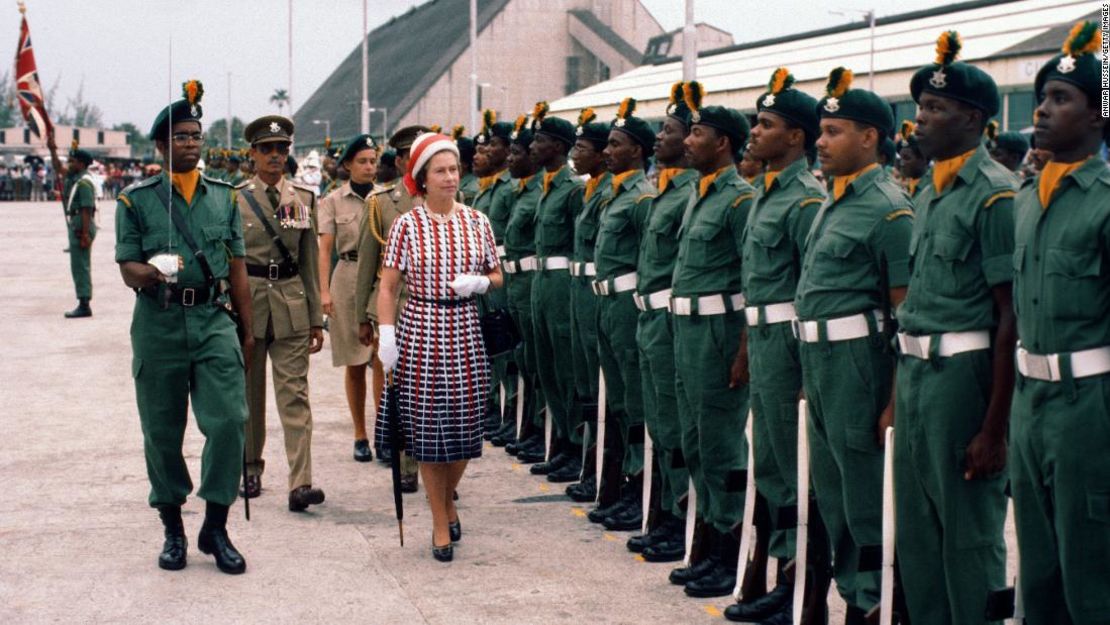 La reina saluda a la guardia de honor a su llegada a Barbados en octubre de 1977.