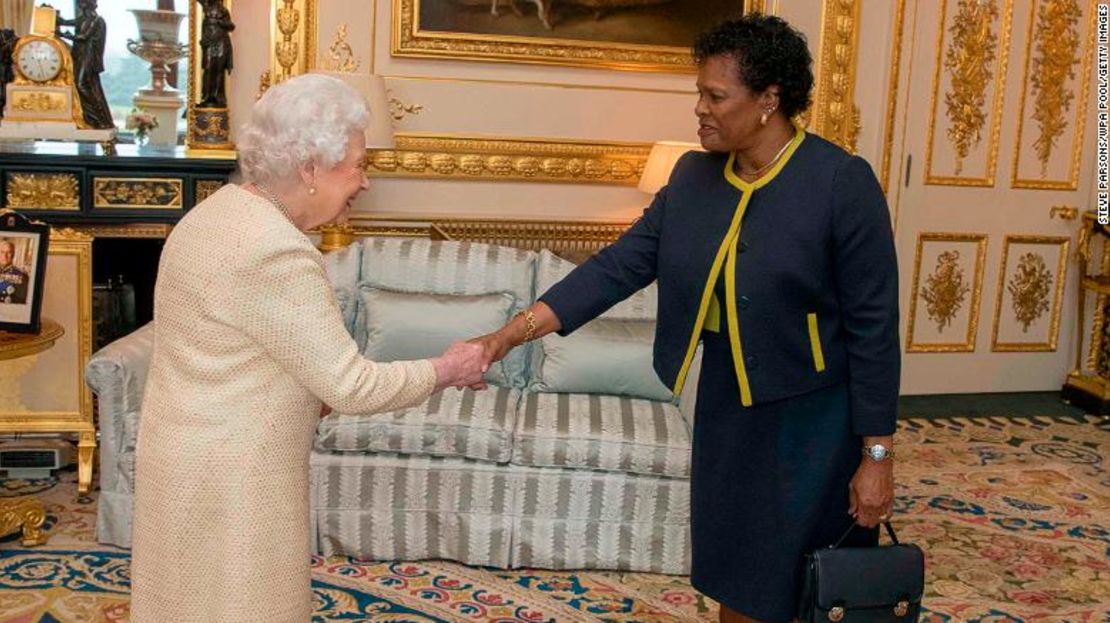 La reina se reúne con la gobernadora general de Barbados, Sandra Mason, durante una audiencia privada en el Palacio de Buckingham el 28 de marzo de 2018 en Londres, Inglaterra.