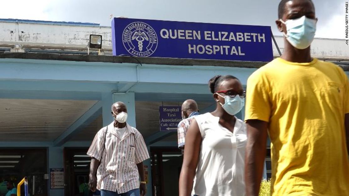 Gente afuera del hospital Reina Isabel en Bridgetown.