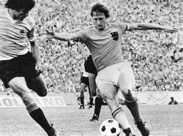Con 3 Ballon d'Or, de 1971, 1973 y 1974, el holandés Johann Cruyff está en la tercera posición.