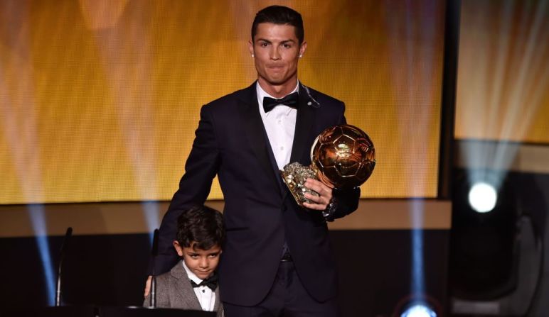 El portugués Cristiano Ronaldo está en segunda posición, con 5 Ballon d'Or en su palmarés, en 2008, 2013, 2014, 2016 y 2017.