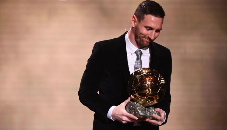 Con 7 premios de Balón de Oro, el argentino Lionel Messi es el jugador que más veces ha ganado el galardón, en 2009, 2010, 2011, 2012, 2015, 2019 y 2021.
