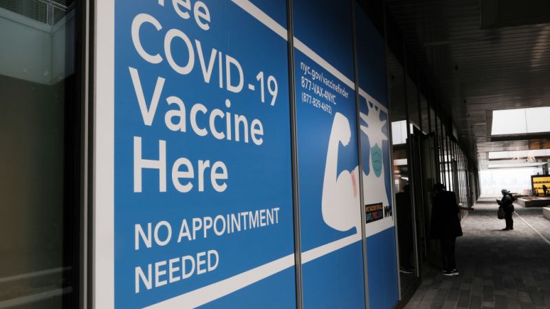 La fda autoriza segunda dosis de refuerzo de la vacuna contra el covid-19 para mayores de 50 años | cnn