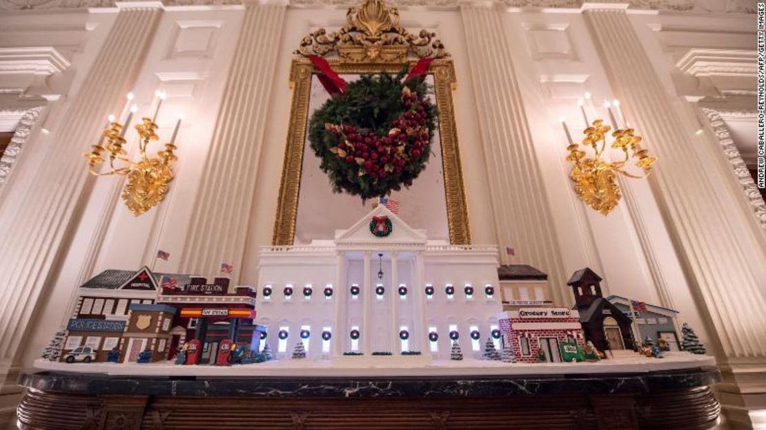 Una réplica de la Casa Blanca en pan de jengibre ubicada en el Comedor el 29 de noviembre de 2021.