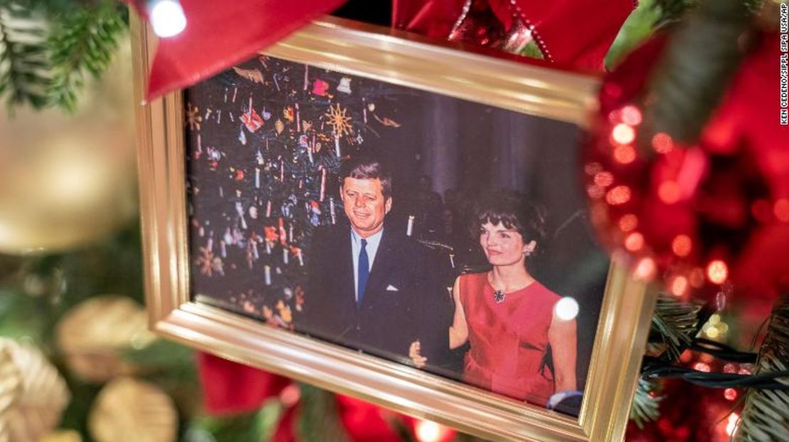 Una foto del expresidente de Estados Unidos John F. Kennedy y la primera dama Jaqueline Kennedy se muestra en un árbol de Navidad en el comedor estatal de la Casa Blanca en noviembre de 2021