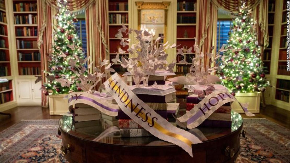 Así se ven las decoraciones en la biblioteca durante una vista previa para la prensa de las decoraciones navideñas de la Casa Blanca en Washington, el 29 de noviembre de 2021.