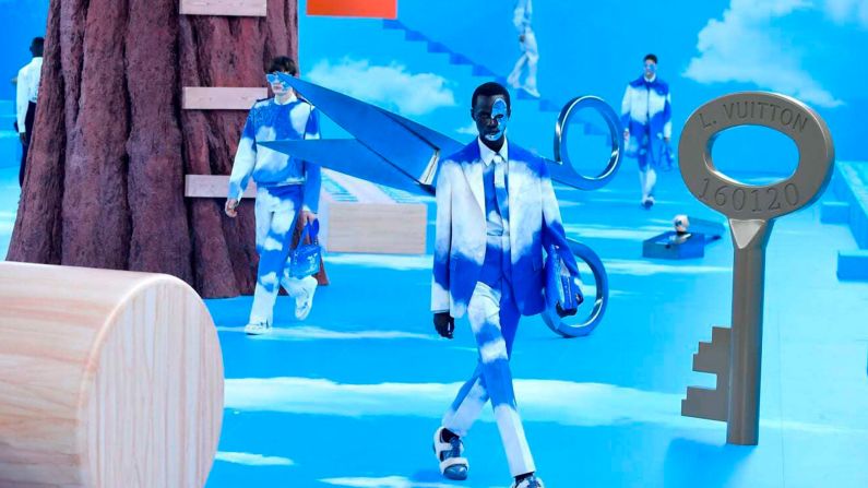 Los estampados de nubes y los escudos faciales futuristas hicieron su aparición en la colección otoño-invierno 2020-21 de Virgil Abloh para Louis Vuitton, donde los modelos se pasearon por un escenario de ensueño con trajes azules y blancos.
