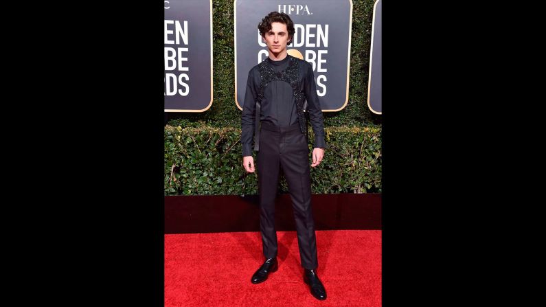 En los Globos de Oro 2019, Timothee Chalamet se volvió viral inmediatamente cuando apareció en la alfombra roja con un arnés negro brillante de Louis Vuitton.