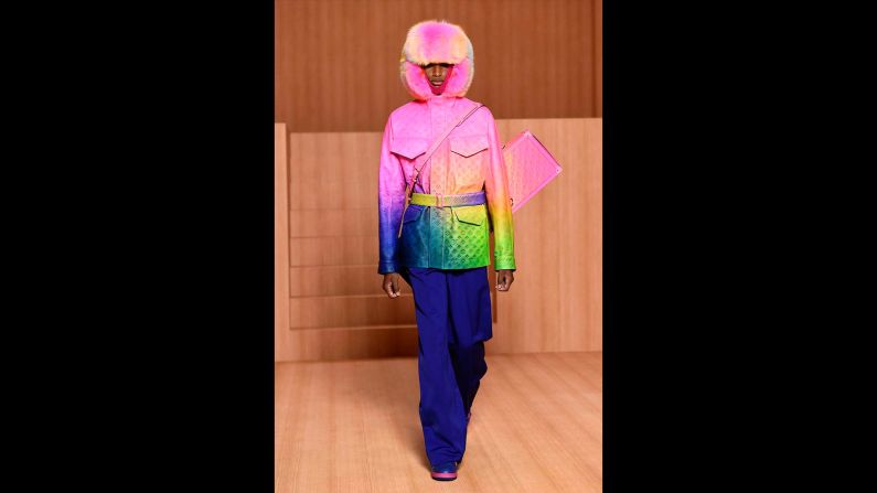 Los brillos del arco iris trajeron color a la colección primavera-verano 2022 de Virgil Abloh para Louis Vuitton, en la que Abloh transformó las siluetas clásicas de equipaje de la marca en sueños tecnicolor.