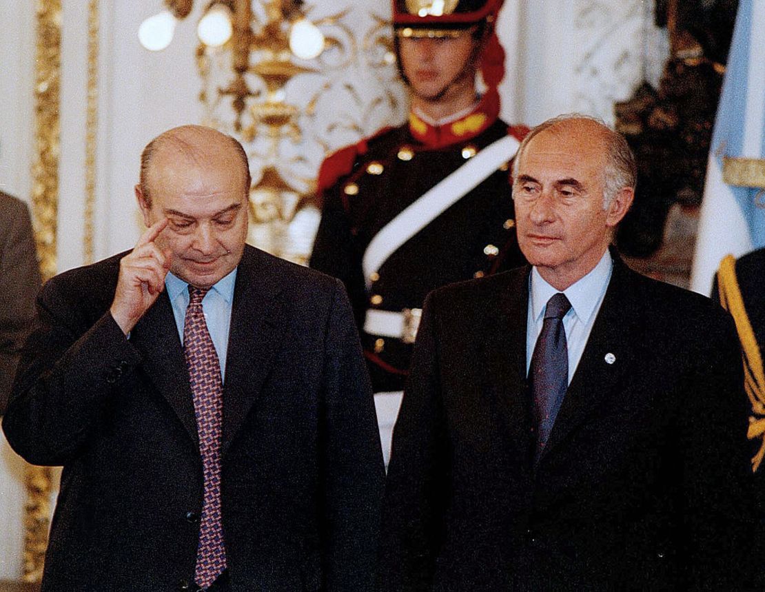 El entonces presidente de Argentina, Fernando de la Rua (derecha) y su ministro de economía, Domingo Cavallo.