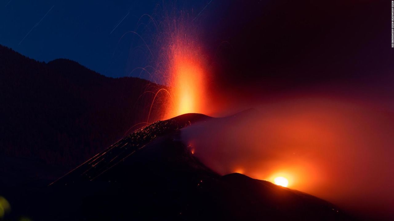 CNNE 1109628 - fuego fluorescente sorprenden en el volcan cumbre vieja