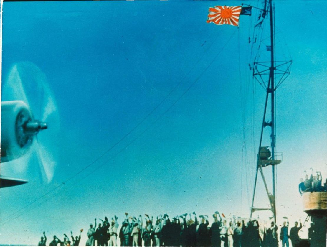 La tripulación de un portaaviones japonés saluda mientras un avión despega para bombardear Pearl Harbor, en la isla de Oahu.