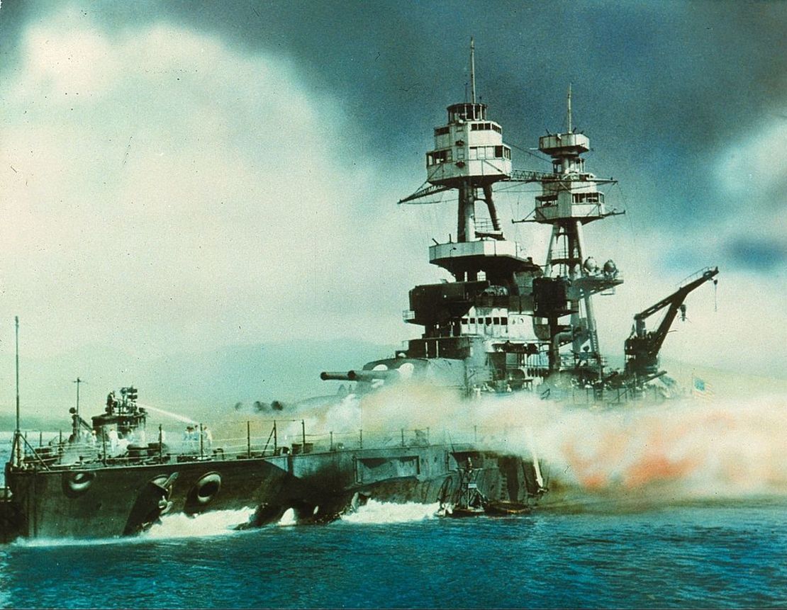 El USS Nevada en llamas en Pearl Harbor.