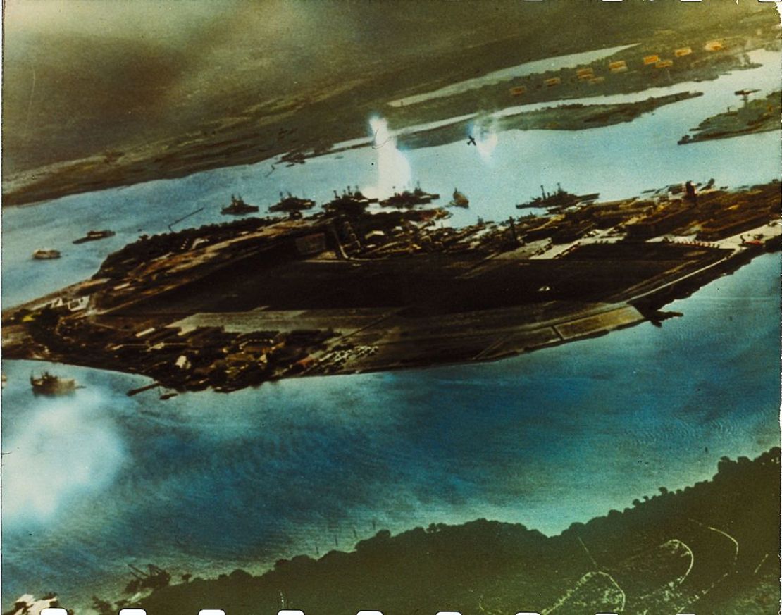 7 de diciembre de 1941: Una vista desde un avión japonés muestra Pearl Harbor durante el ataque.