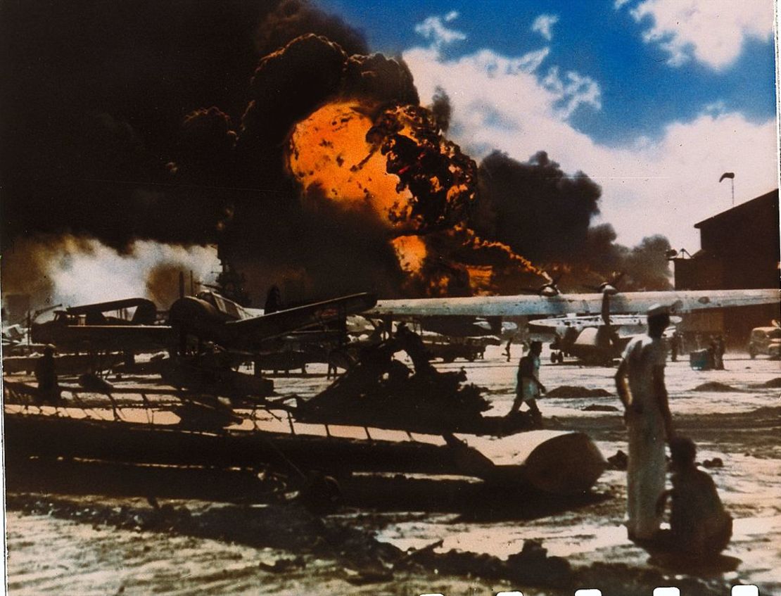 Nubes negras de humo salen de los aviones en llamas en un campo de aviación militar cerca de Pearl Harbor.