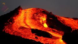 CNNE 1109955 - tobogan de lava se desborda de los canales de un volcan