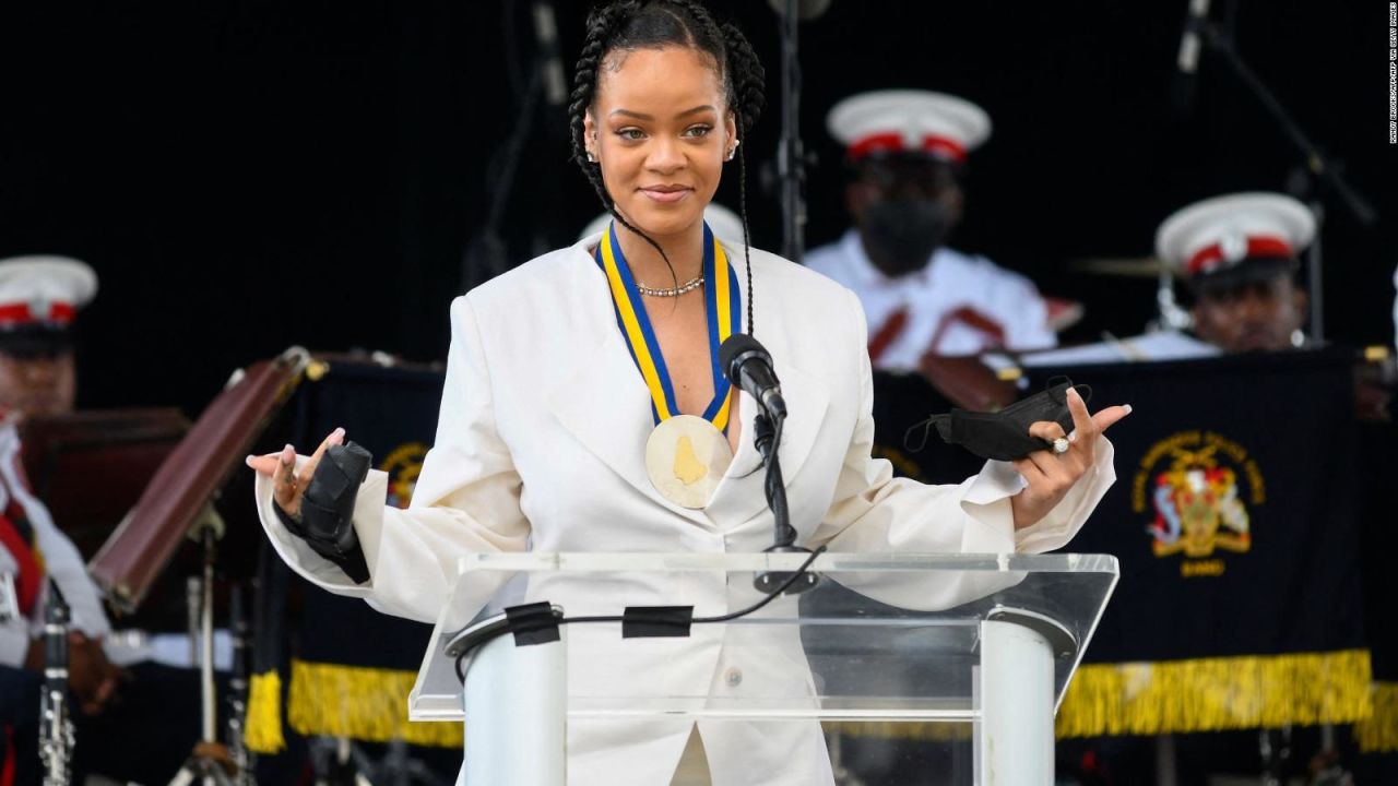 CNNE 1109982 - rihanna brilla como un diamante tras ser elegida heroina nacional de barbados