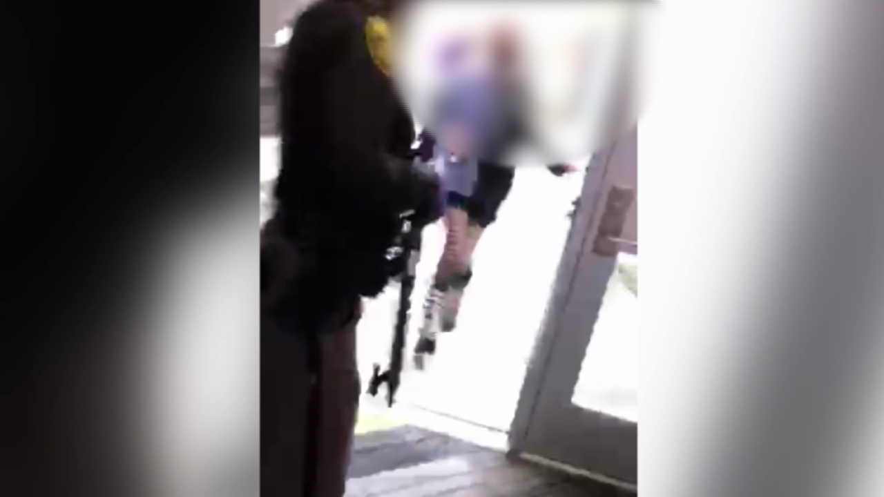 CNNE 1110190 - video muestra a estudiantes resguardados y huyendo de tiroteo en michigan