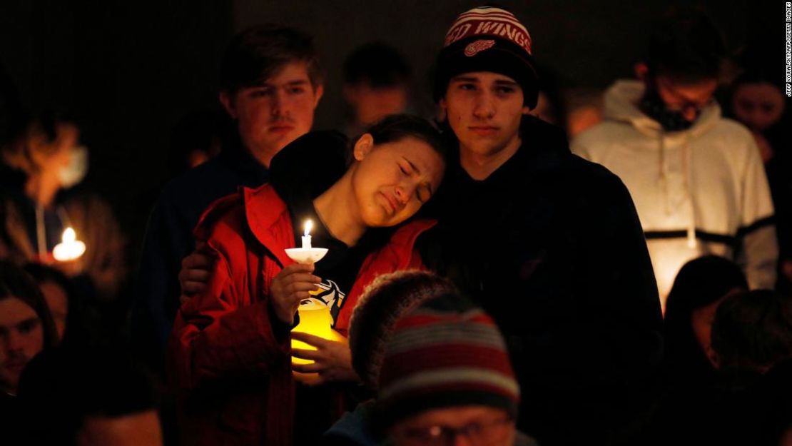 Estudiantes sostienen velas durante una vigilia después de un tiroteo en la Escuela Secundaria Oxford en la Iglesia de la Comunidad de Lake Pointe, en Lake Orion, Michigan, el 30 de noviembre de 2021.