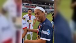 CNNE 1110612 - ronaldinho hace un golazo y reparte alegria