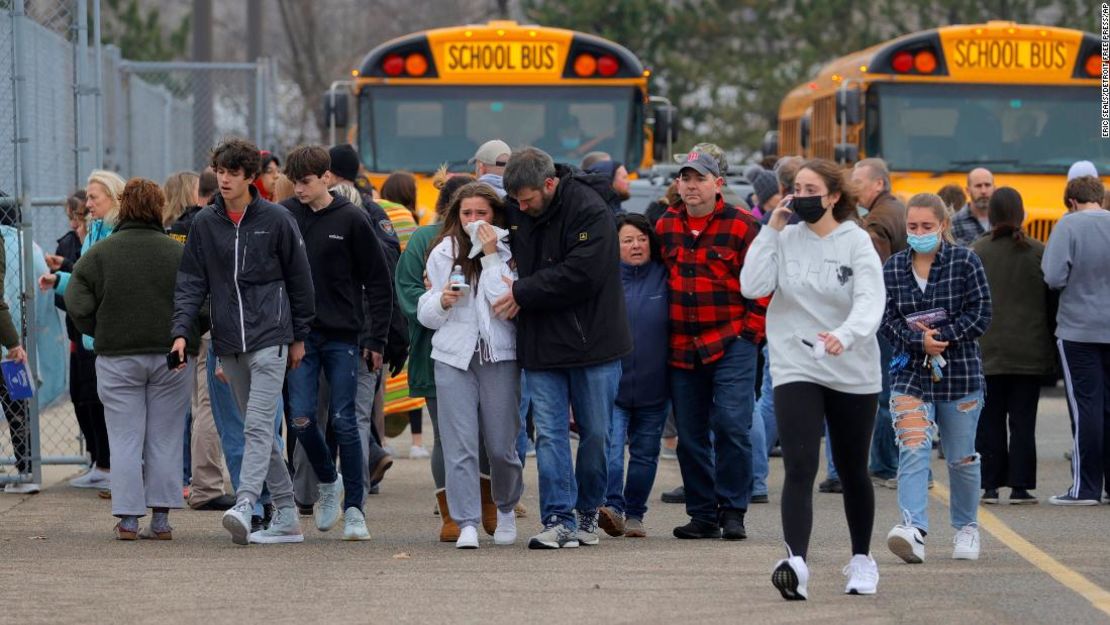 Padres e hijos se encuentran en el estacionamiento de Meijer's en la escuela secundaria Oxford, donde muchos estudiantes se reunieron luego de un atacante activo el 30 de noviembre de 2021. La policía detuvo al presunto atacante y hubo múltiples víctimas.