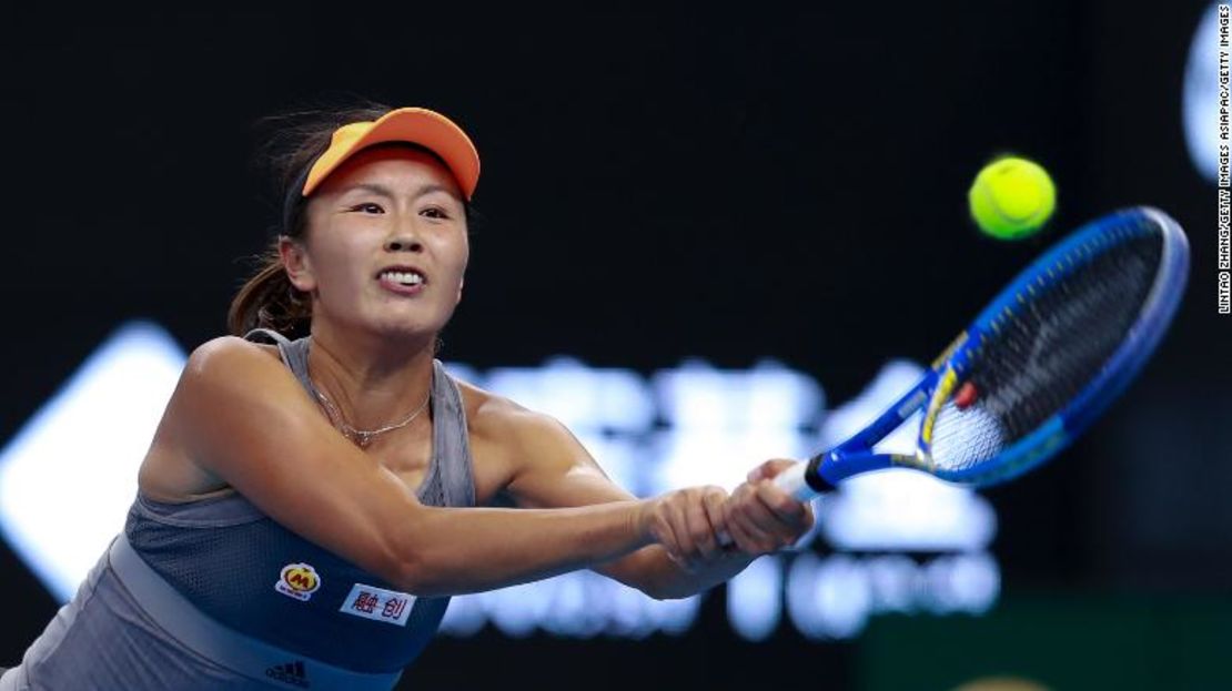 Peng Shuai devolviendo un tiro contra Daria Kasatkina durante su partido de individuales en el Abierto de China 2019.