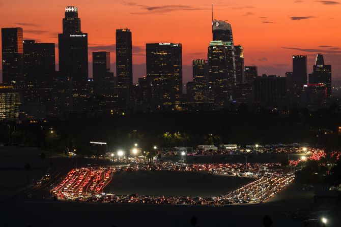 4 de enero — conductores esperan en fila para las pruebas de covid-19 a las afueras del Dodger Stadium de Los Ángeles.