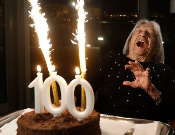 4 de enero — Agnes Keleti, una ex gimnasta que ganó cinco medallas de oro olímpicas, reacciona cuando los fuegos artificiales estallan en su pastel de cumpleaños en Budapest, Hungría. Cumplió 100 unos días después.