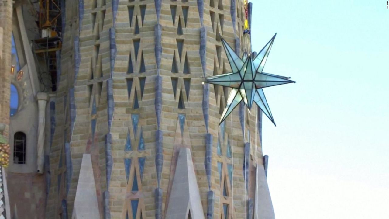 CNNE 1111034 - gran estrella adorna la catedral de la sagrada familia