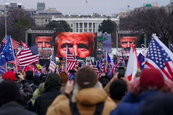 6 de enero — partidarios del presidente de Estados Unidos, Donald Trump, participan en un mitin cerca de la Casa Blanca en Washington, DC. Más tarde ese día, el Congreso se reunió para certificar los votos del Colegio Electoral para presidente y vicepresidente. Varios republicanos del Senado planeaban plantear objeciones al conteo mientras Trump continuaba impulsando falsas teorías de conspiración de que las elecciones estaban amañadas en su contra. En el mitin, Trump alentó a sus seguidores a marchar hacia el Capitolio de Estados Unidos para desafiar la certificación final de la victoria electoral de Joe Biden. "Si no peleas como el infierno, ya no vas a tener un país", dijo durante su discurso.