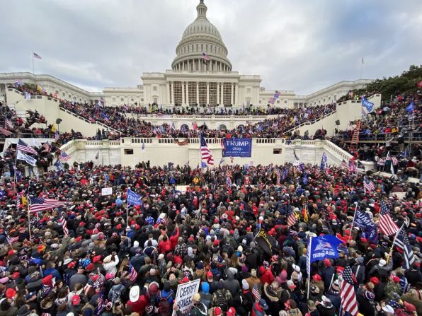 6 de enero — partidarios de Trump se reúnen frente al Capitolio de EE. UU.