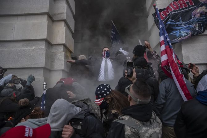 6 de enero — partidarios de Trump intentan entrar el Capitolio mientras el Congreso se reunía para certificar los votos electorales. Muchos entraron y el Capitolio fue cerrado. Se detuvo la votación de certificación.